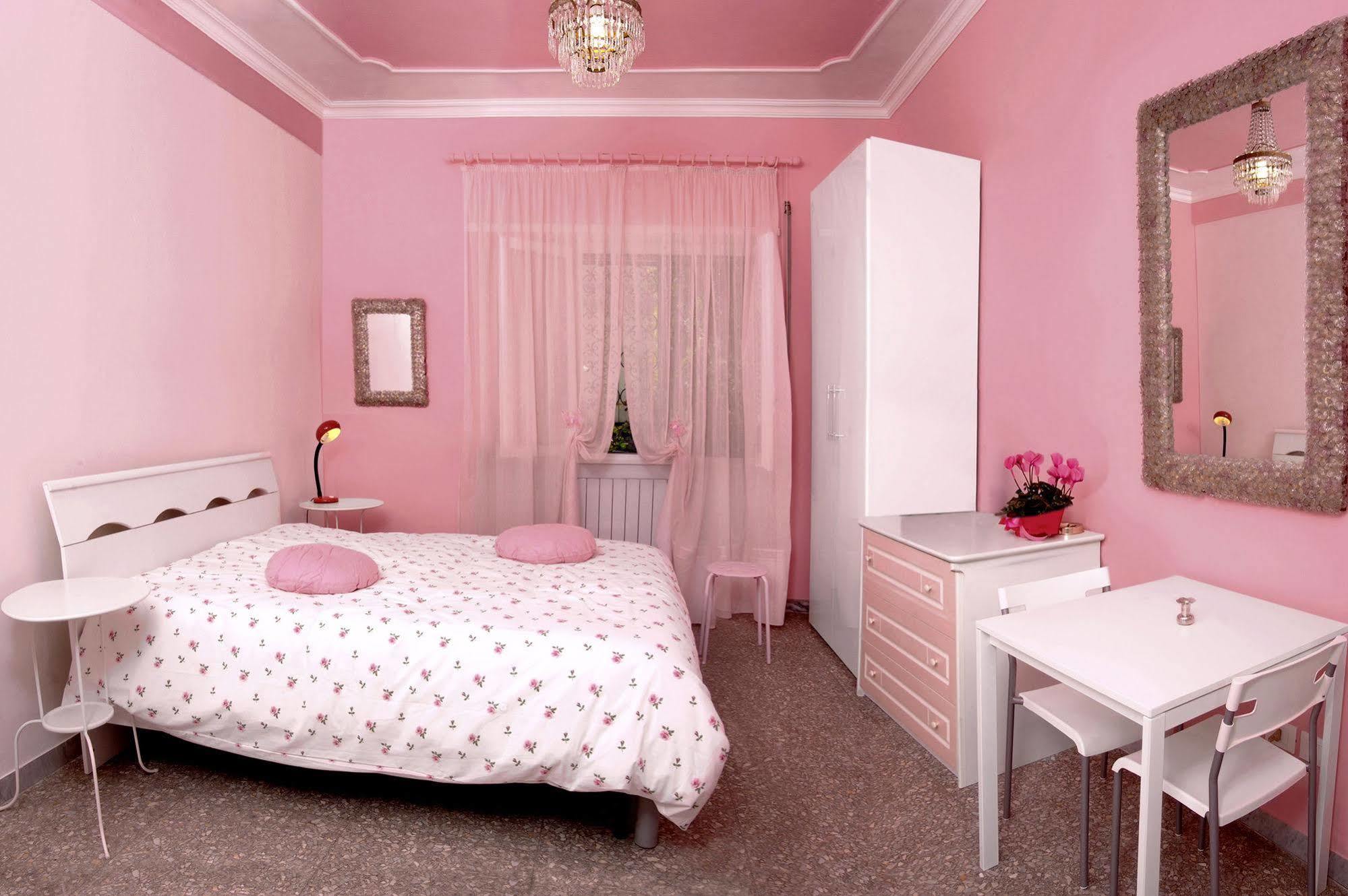 Спальня в розовых тонах. Бело розовая спальня. Спальня в бело розовых тонах. Спальня в розовом стиле.